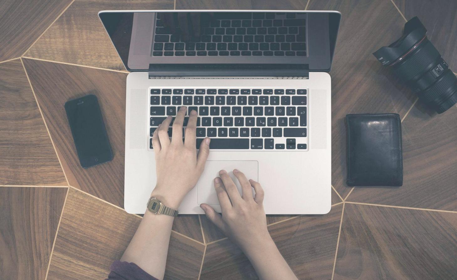 Équipe lyseronavi en réunion stratégique analysant des prévisions budgétaires